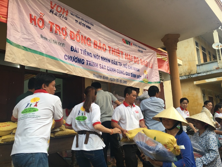 Toàn cảnh chương trình cứu trợ đồng bào vùng lũ Quảng Bình của Sát cánh cùng gia đình Việt VOH