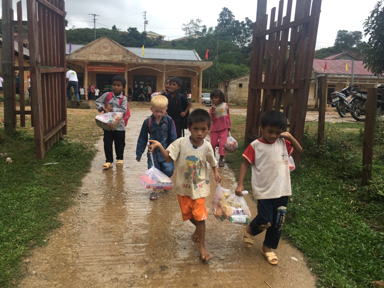 Toàn cảnh chương trình cứu trợ đồng bào vùng lũ Quảng Bình của Sát cánh cùng gia đình Việt VOH