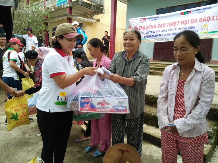 Toàn cảnh chương trình cứu trợ đồng bào vùng lũ Quảng Bình của Sát cánh cùng gia đình Việt VOH