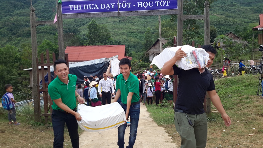 Toàn cảnh chương trình cứu trợ đồng bào vùng lũ Quảng Bình của Sát cánh cùng gia đình Việt VOH