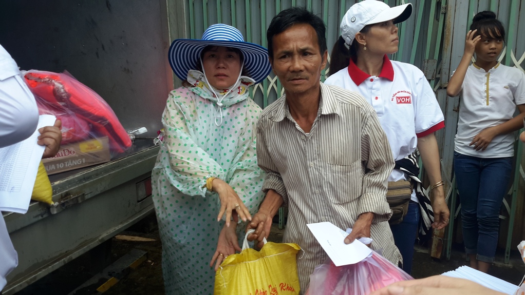 Toàn cảnh chương trình cứu trợ đồng bào vùng lũ Quảng Bình của Sát cánh cùng gia đình Việt VOH