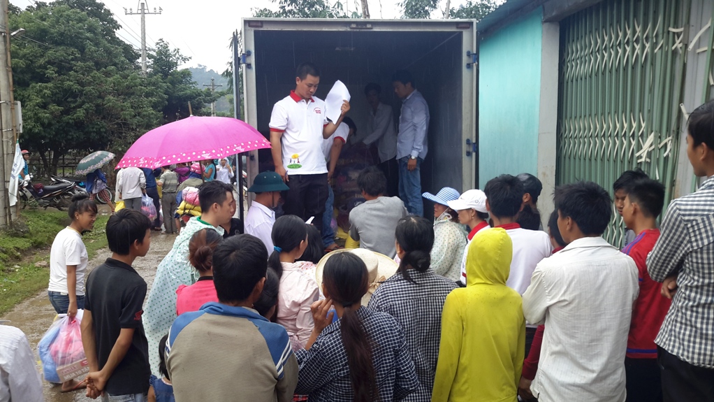 Toàn cảnh chương trình cứu trợ đồng bào vùng lũ Quảng Bình của Sát cánh cùng gia đình Việt VOH