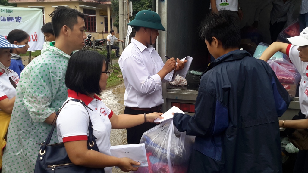 Toàn cảnh chương trình cứu trợ đồng bào vùng lũ Quảng Bình của Sát cánh cùng gia đình Việt VOH