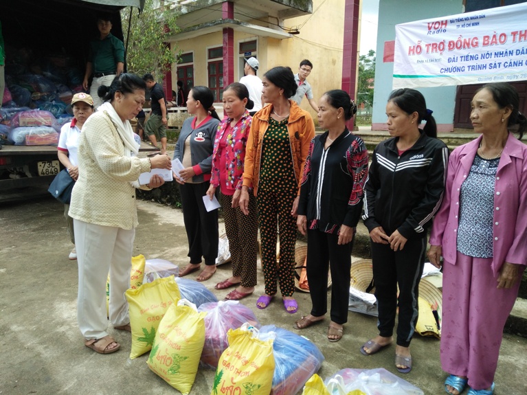 Toàn cảnh chương trình cứu trợ đồng bào vùng lũ Quảng Bình của Sát cánh cùng gia đình Việt VOH