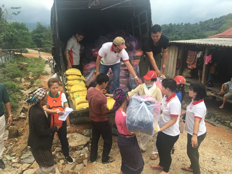 Toàn cảnh chương trình cứu trợ đồng bào vùng lũ Quảng Bình của Sát cánh cùng gia đình Việt VOH