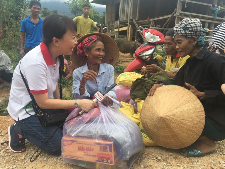Toàn cảnh chương trình cứu trợ đồng bào vùng lũ Quảng Bình của Sát cánh cùng gia đình Việt VOH