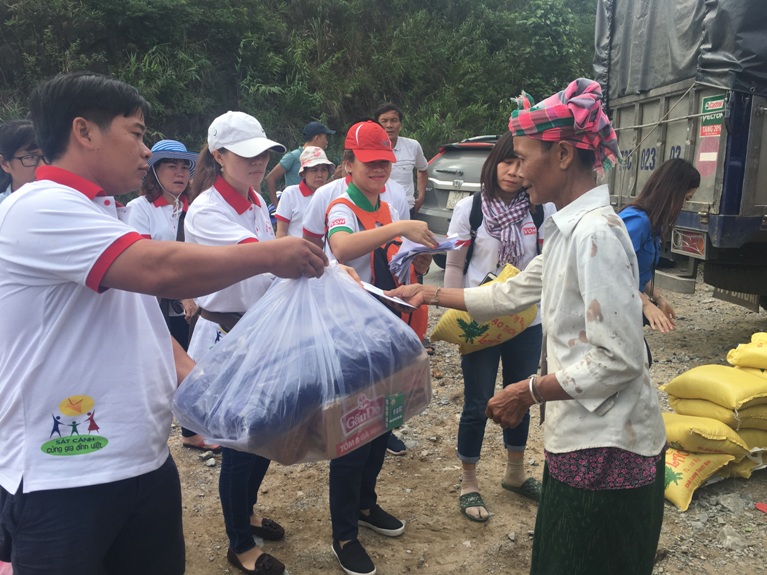 Toàn cảnh chương trình cứu trợ đồng bào vùng lũ Quảng Bình của Sát cánh cùng gia đình Việt VOH