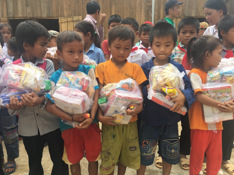 Toàn cảnh chương trình cứu trợ đồng bào vùng lũ Quảng Bình của Sát cánh cùng gia đình Việt VOH