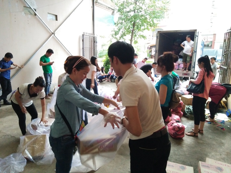 Toàn cảnh chương trình cứu trợ đồng bào vùng lũ Quảng Bình của Sát cánh cùng gia đình Việt VOH