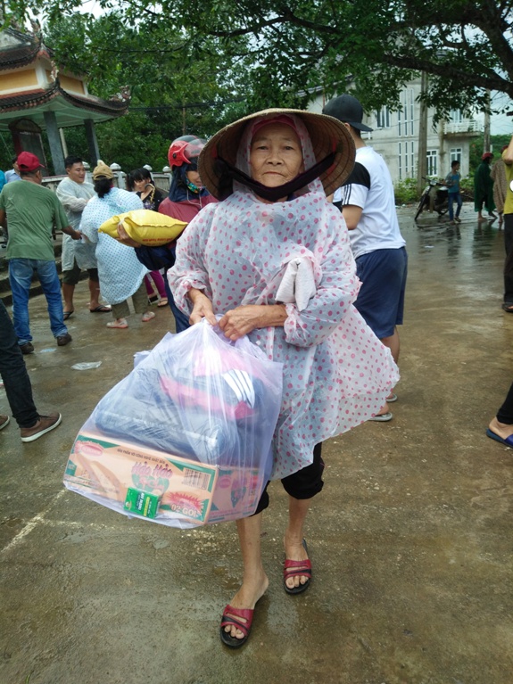 Toàn cảnh chương trình cứu trợ đồng bào vùng lũ Quảng Bình của Sát cánh cùng gia đình Việt VOH