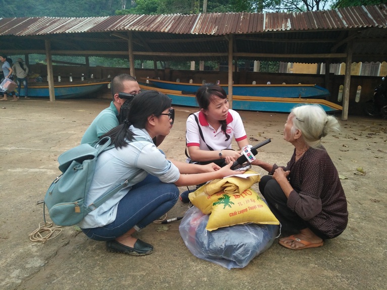Toàn cảnh chương trình cứu trợ đồng bào vùng lũ Quảng Bình của Sát cánh cùng gia đình Việt VOH