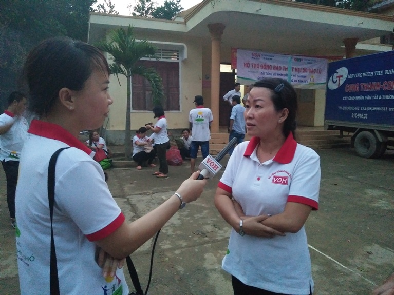 Toàn cảnh chương trình cứu trợ đồng bào vùng lũ Quảng Bình của Sát cánh cùng gia đình Việt VOH