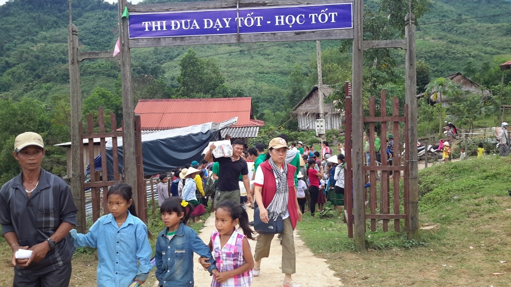 Toàn cảnh chương trình cứu trợ đồng bào vùng lũ Quảng Bình của Sát cánh cùng gia đình Việt VOH