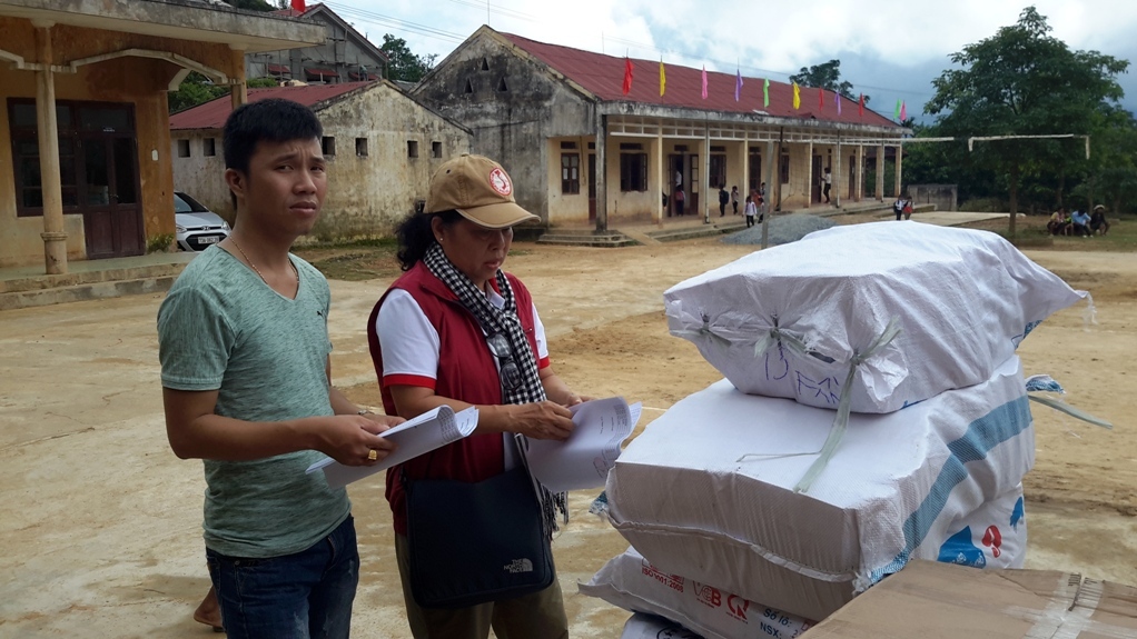 Toàn cảnh chương trình cứu trợ đồng bào vùng lũ Quảng Bình của Sát cánh cùng gia đình Việt VOH