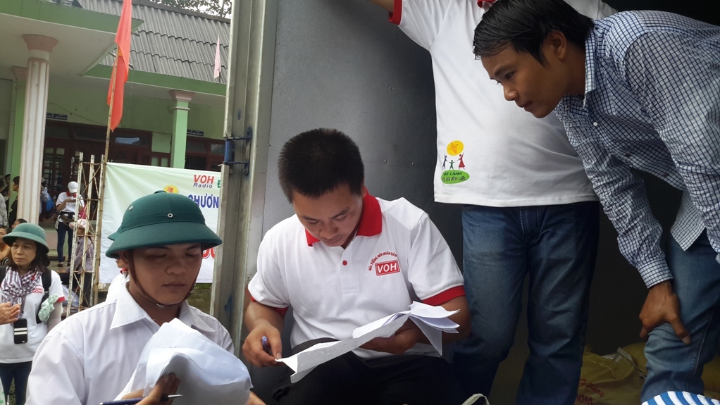 Toàn cảnh chương trình cứu trợ đồng bào vùng lũ Quảng Bình của Sát cánh cùng gia đình Việt VOH