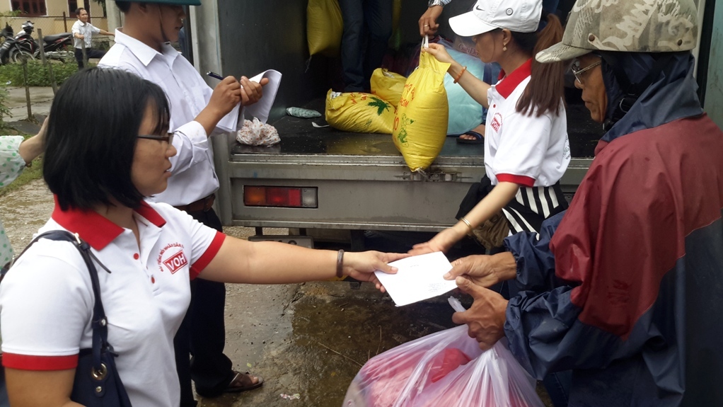 Toàn cảnh chương trình cứu trợ đồng bào vùng lũ Quảng Bình của Sát cánh cùng gia đình Việt VOH