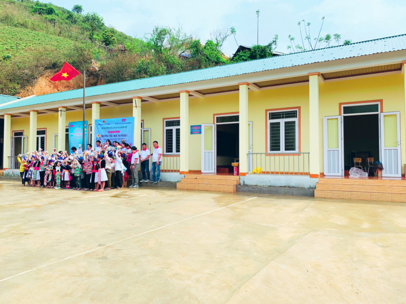 NHỮNG MÁI TRƯỜNG THƯƠNG YÊU