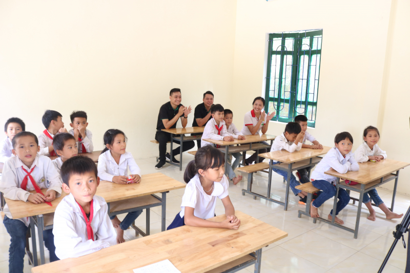 NHỮNG MÁI TRƯỜNG THƯƠNG YÊU