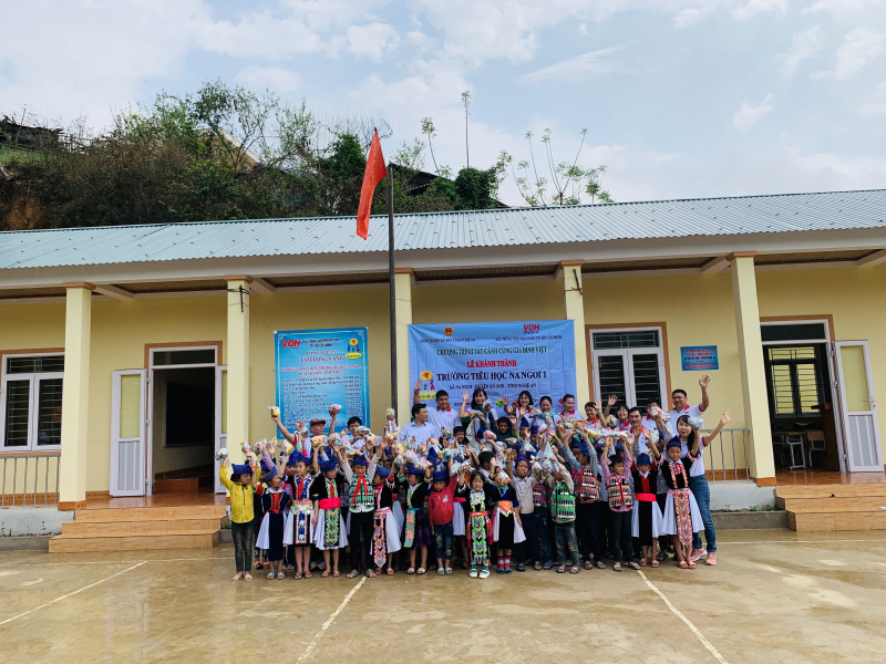 NHỮNG MÁI TRƯỜNG THƯƠNG YÊU