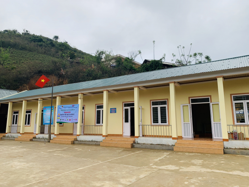 NHỮNG MÁI TRƯỜNG THƯƠNG YÊU