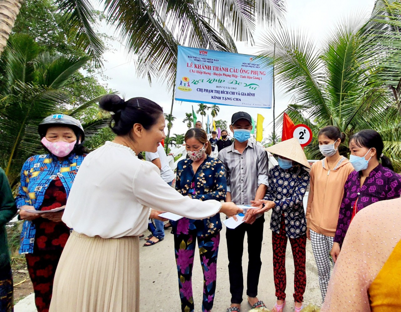 MÓN QUÀ ĐẶC BIỆT TẶNG BA MÁ