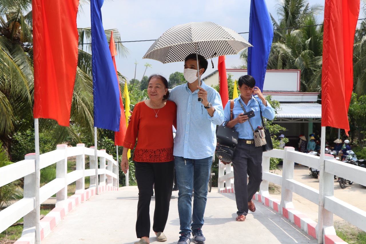 CÂY CẦU ĐẶC BIỆT NHẤT TRONG CUỘC ĐỜI HỒNG THÚY và MẸ