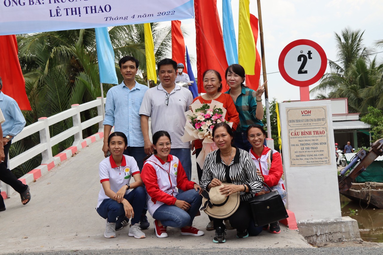 CÂY CẦU ĐẶC BIỆT NHẤT TRONG CUỘC ĐỜI HỒNG THÚY và MẸ