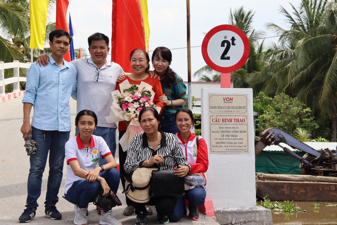 CÂY CẦU ĐẶC BIỆT NHẤT TRONG CUỘC ĐỜI HỒNG THÚY và MẸ