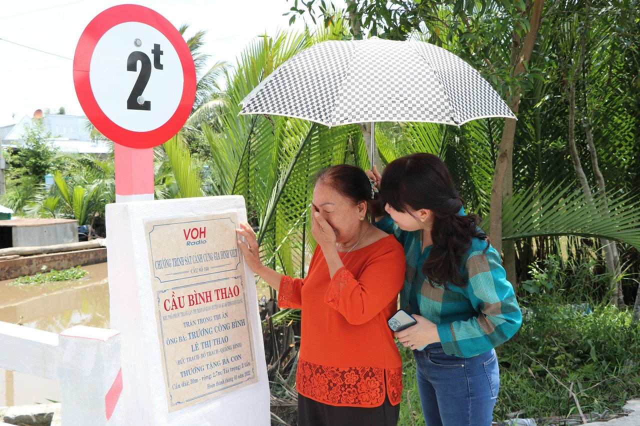 CÂY CẦU ĐẶC BIỆT NHẤT TRONG CUỘC ĐỜI HỒNG THÚY và MẸ