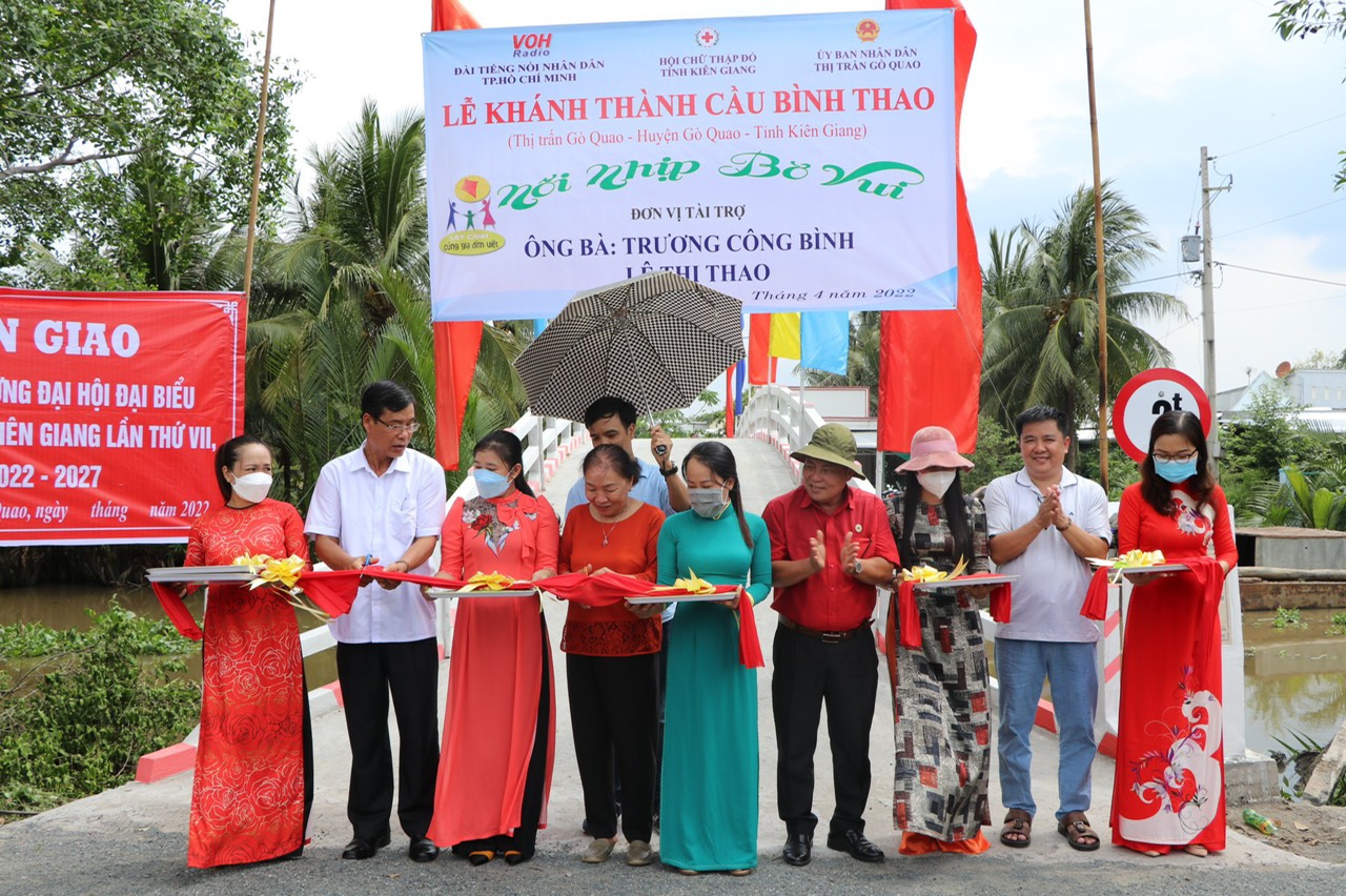 CÂY CẦU ĐẶC BIỆT NHẤT TRONG CUỘC ĐỜI HỒNG THÚY và MẸ