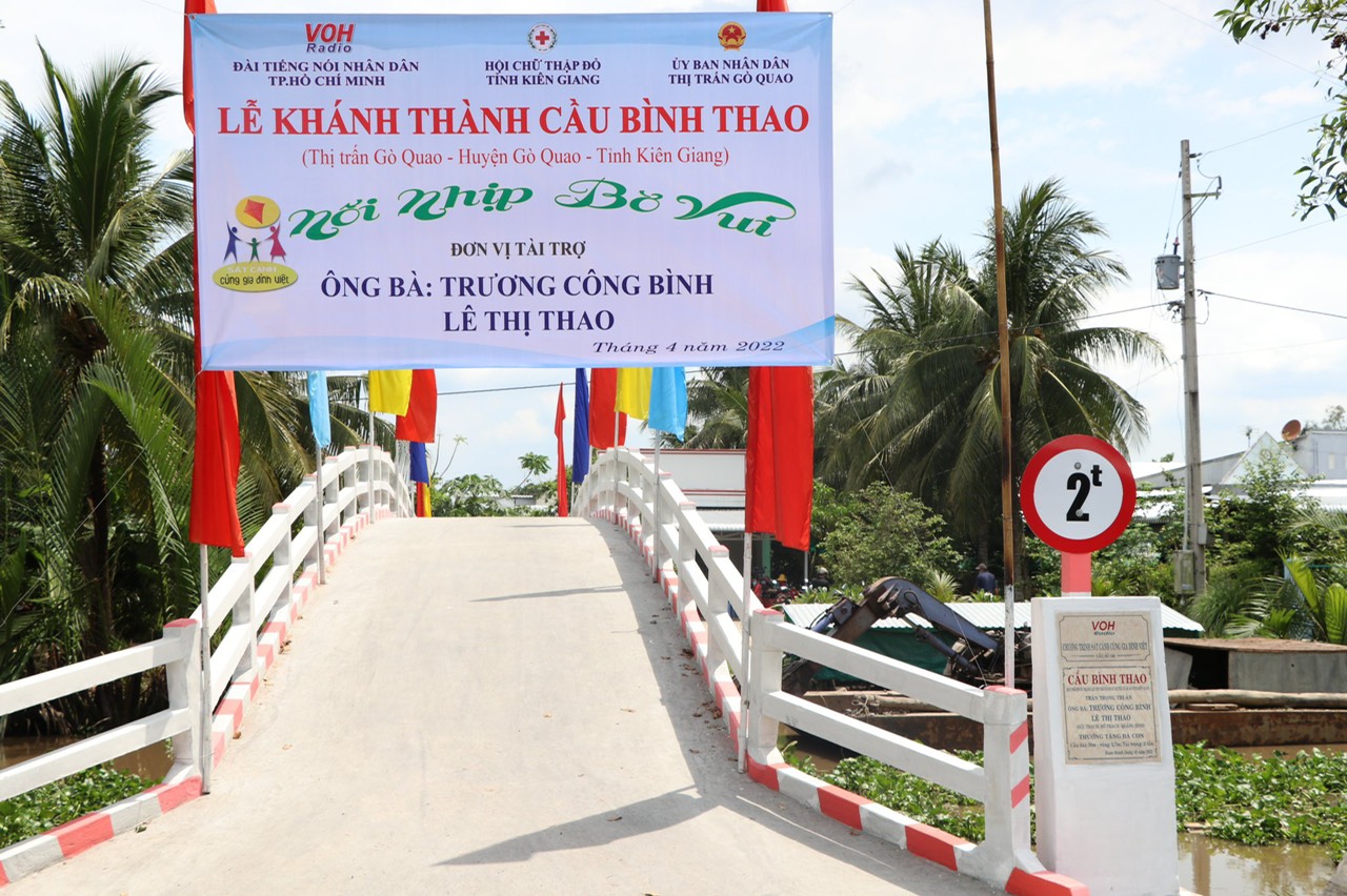 CÂY CẦU ĐẶC BIỆT NHẤT TRONG CUỘC ĐỜI HỒNG THÚY và MẸ