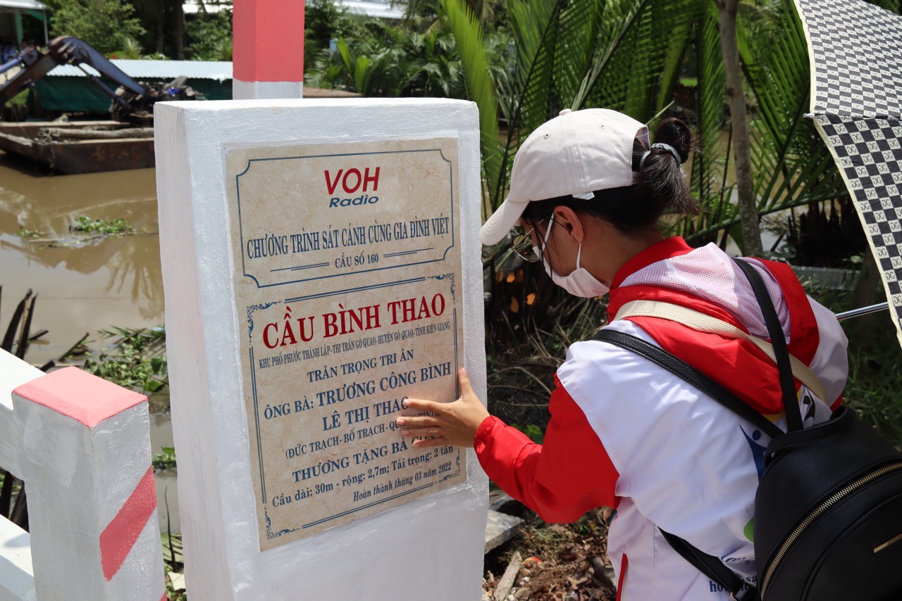 CÂY CẦU ĐẶC BIỆT NHẤT TRONG CUỘC ĐỜI HỒNG THÚY và MẸ