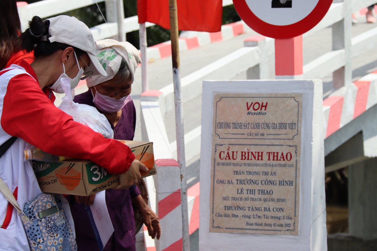 CÂY CẦU ĐẶC BIỆT NHẤT TRONG CUỘC ĐỜI HỒNG THÚY và MẸ