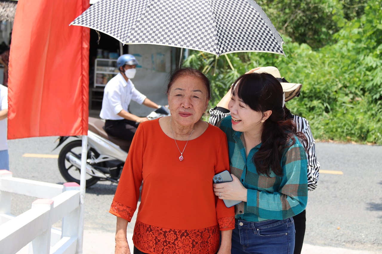 CÂY CẦU ĐẶC BIỆT NHẤT TRONG CUỘC ĐỜI HỒNG THÚY và MẸ