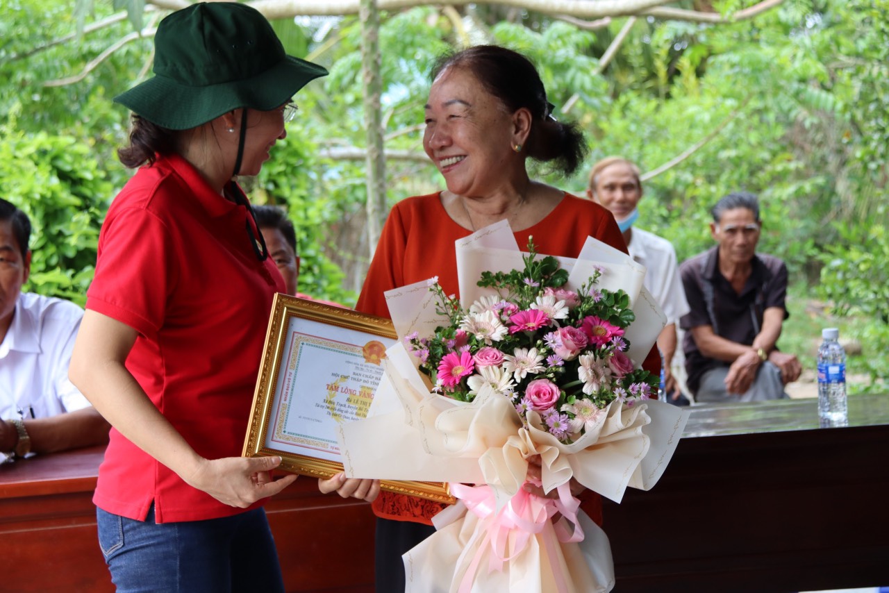 CÂY CẦU ĐẶC BIỆT NHẤT TRONG CUỘC ĐỜI HỒNG THÚY và MẸ