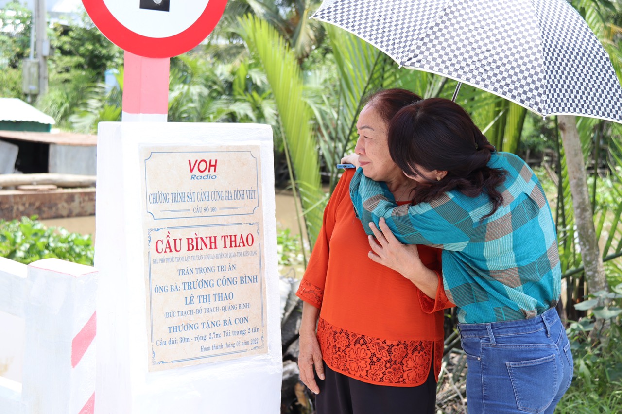 CÂY CẦU ĐẶC BIỆT NHẤT TRONG CUỘC ĐỜI HỒNG THÚY và MẸ