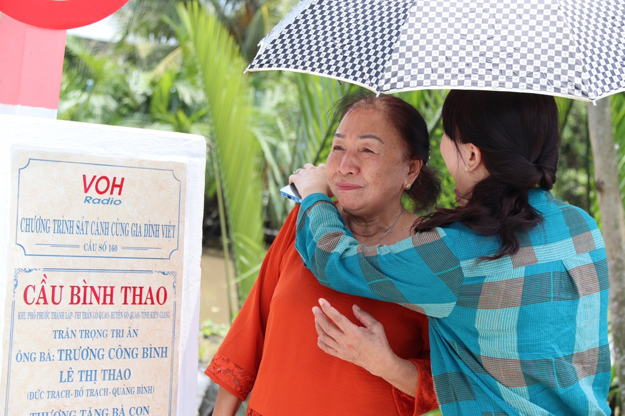 CÂY CẦU ĐẶC BIỆT NHẤT TRONG CUỘC ĐỜI HỒNG THÚY và MẸ