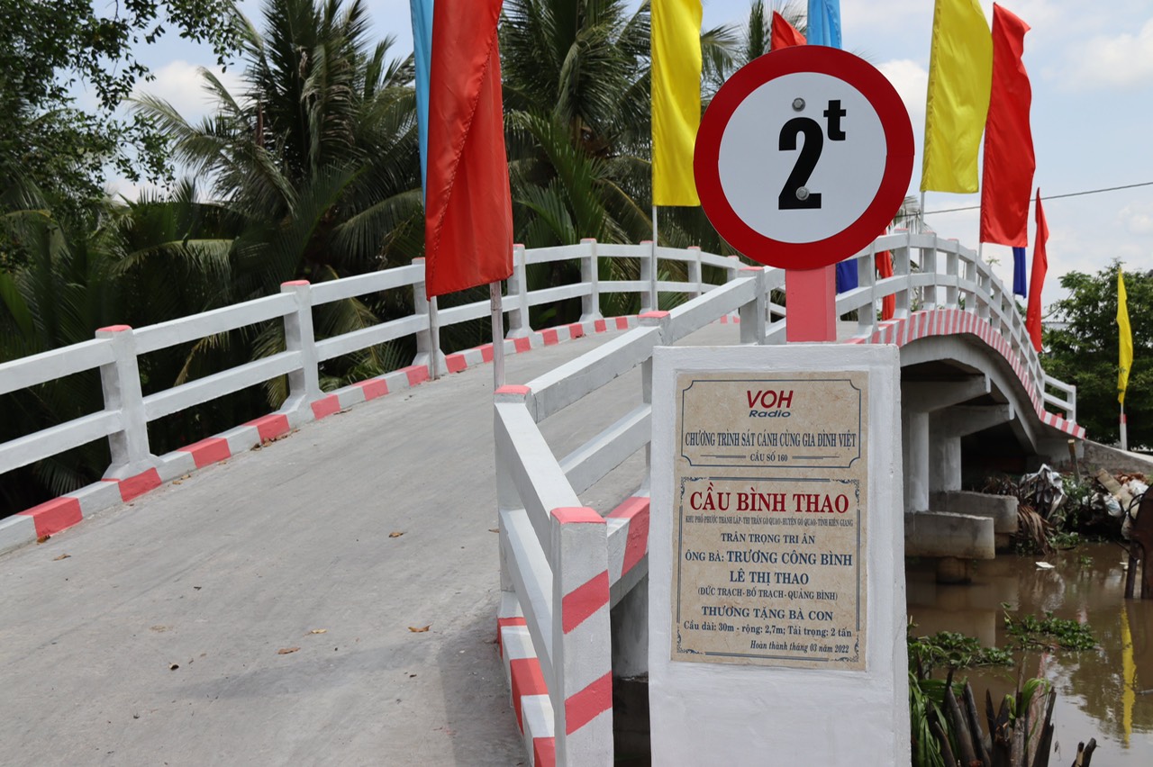 CÂY CẦU ĐẶC BIỆT NHẤT TRONG CUỘC ĐỜI HỒNG THÚY và MẸ