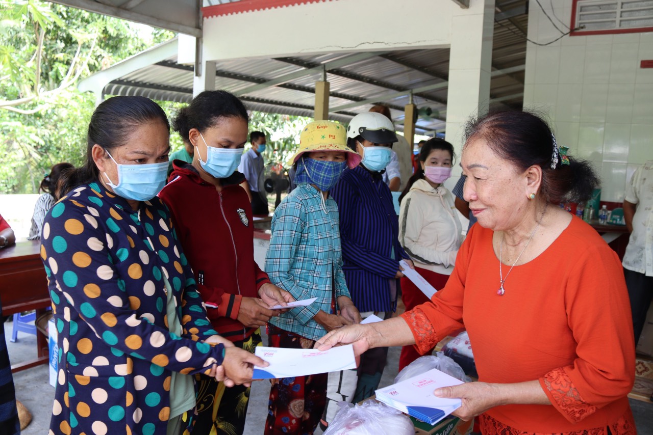 CÂY CẦU ĐẶC BIỆT NHẤT TRONG CUỘC ĐỜI HỒNG THÚY và MẸ