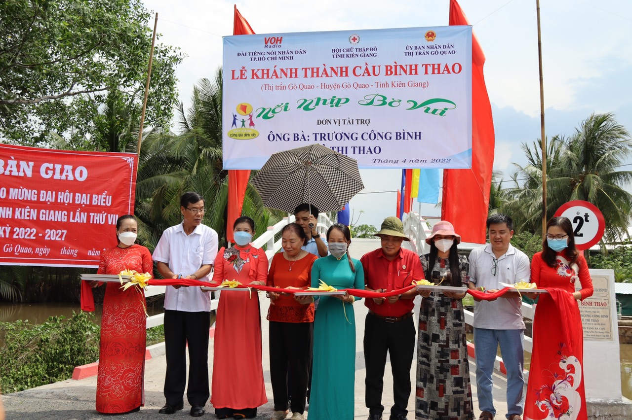 CÂY CẦU ĐẶC BIỆT NHẤT TRONG CUỘC ĐỜI HỒNG THÚY và MẸ