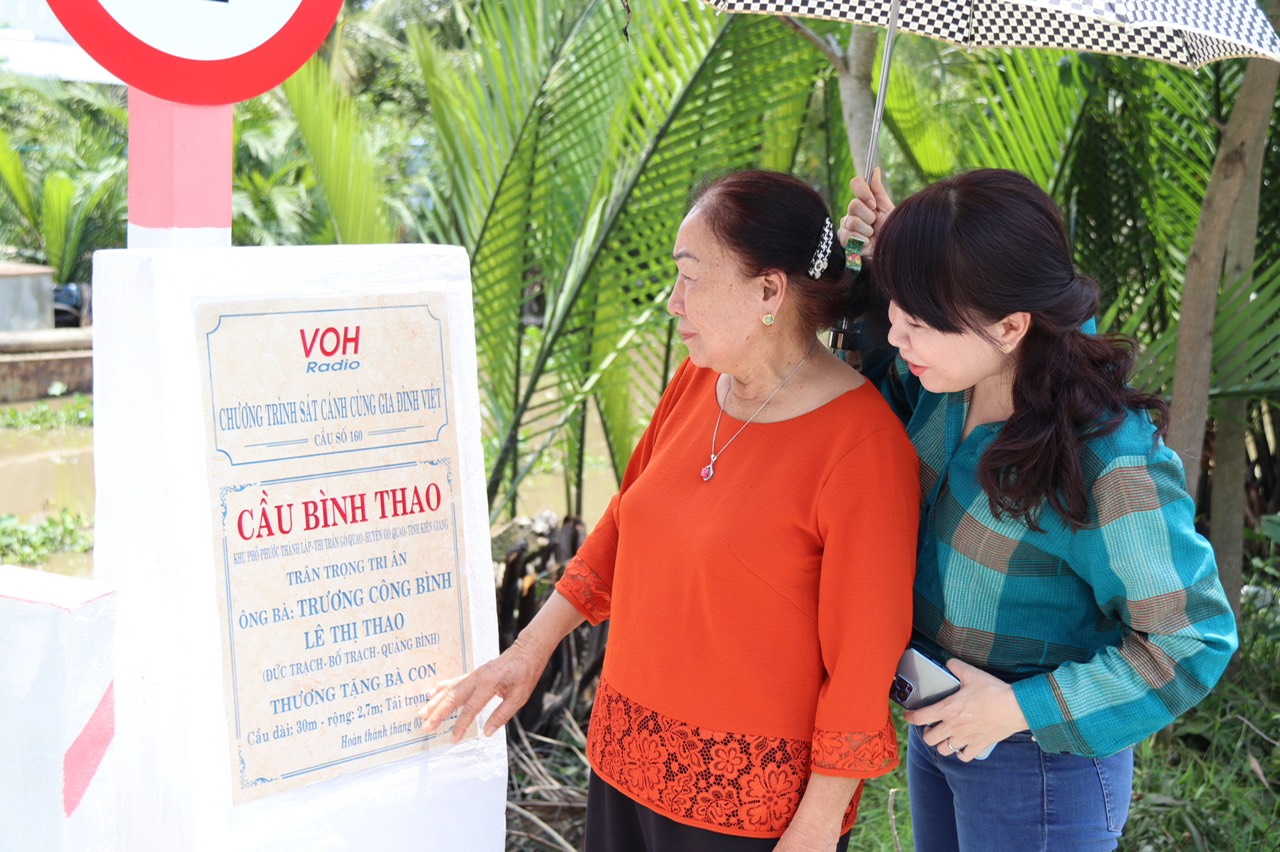 CÂY CẦU ĐẶC BIỆT NHẤT TRONG CUỘC ĐỜI HỒNG THÚY và MẸ