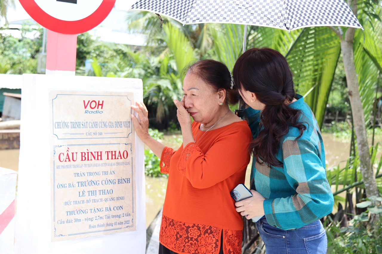 CÂY CẦU ĐẶC BIỆT NHẤT TRONG CUỘC ĐỜI HỒNG THÚY và MẸ