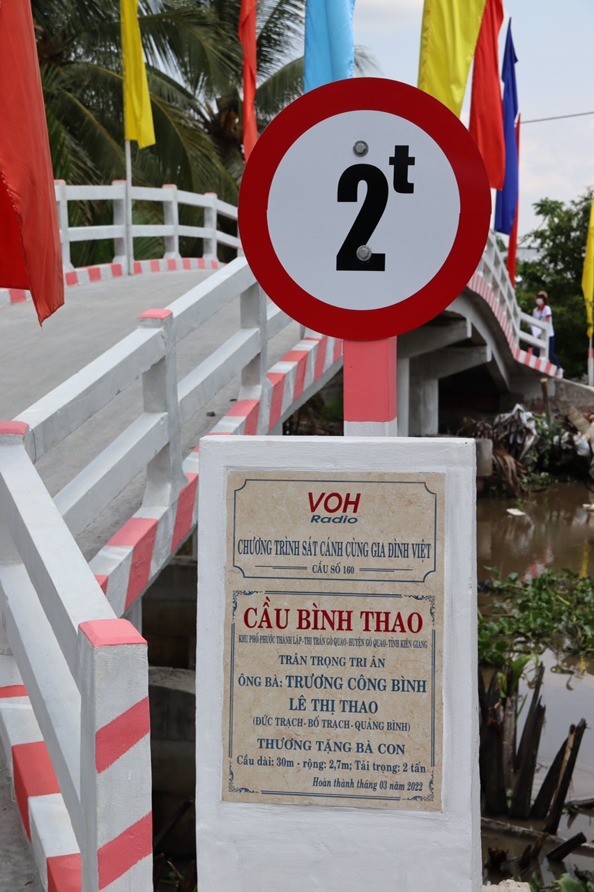 CÂY CẦU ĐẶC BIỆT NHẤT TRONG CUỘC ĐỜI HỒNG THÚY và MẸ