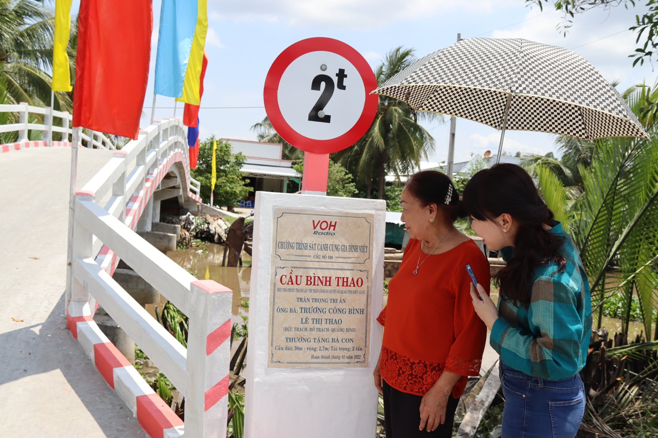 CÂY CẦU ĐẶC BIỆT NHẤT TRONG CUỘC ĐỜI HỒNG THÚY và MẸ