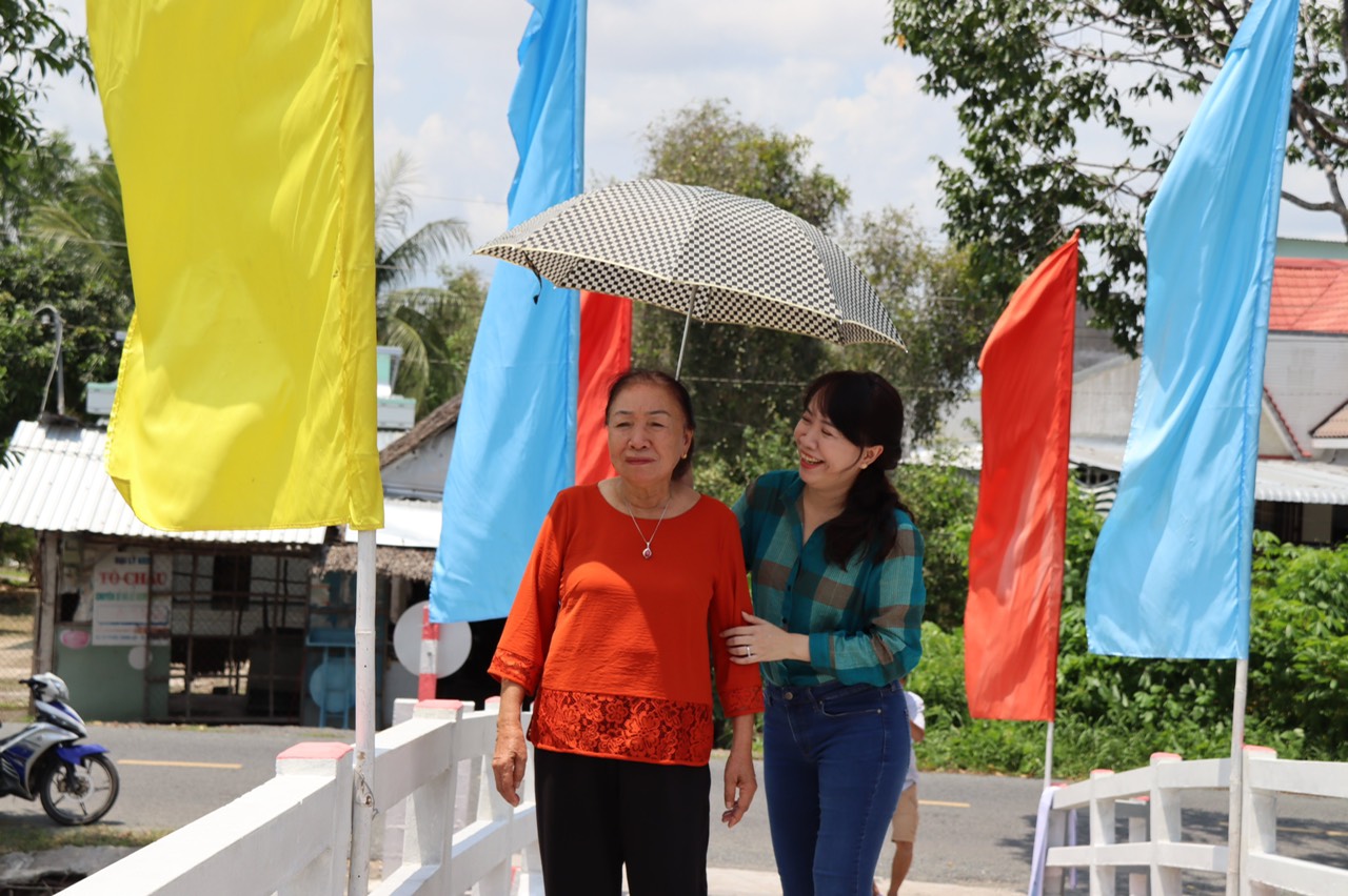 CÂY CẦU ĐẶC BIỆT NHẤT TRONG CUỘC ĐỜI HỒNG THÚY và MẸ