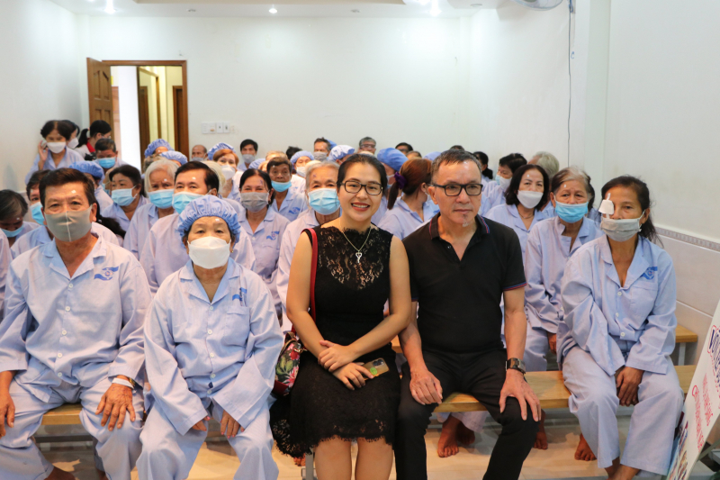 NHỮNG ĐÔI MẮT ĐƯỢC SÁNG TỪ YÊU THƯƠNG