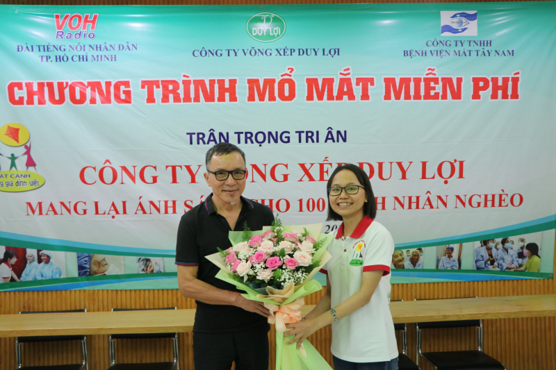 NHỮNG ĐÔI MẮT ĐƯỢC SÁNG TỪ YÊU THƯƠNG