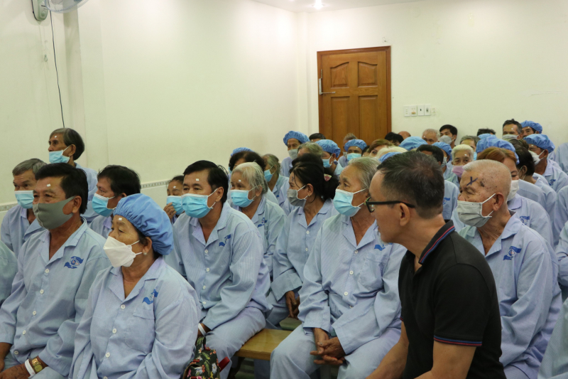 NHỮNG ĐÔI MẮT ĐƯỢC SÁNG TỪ YÊU THƯƠNG