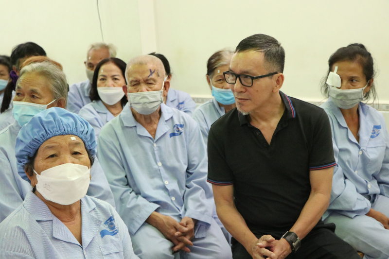 NHỮNG ĐÔI MẮT ĐƯỢC SÁNG TỪ YÊU THƯƠNG