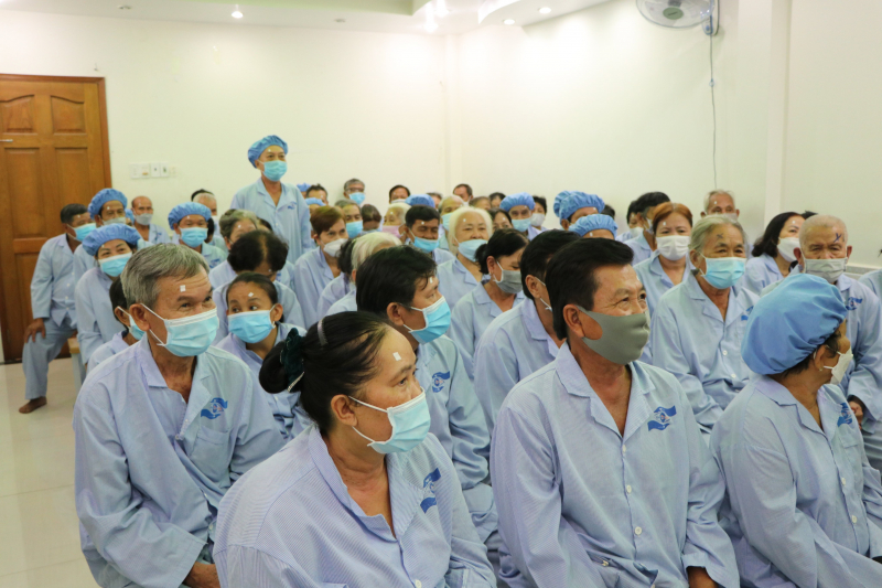 NHỮNG ĐÔI MẮT ĐƯỢC SÁNG TỪ YÊU THƯƠNG